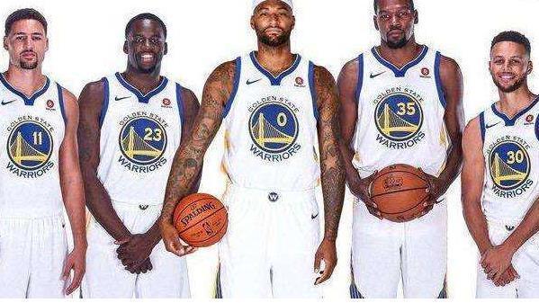 禁区内抱人 禁区内抱人