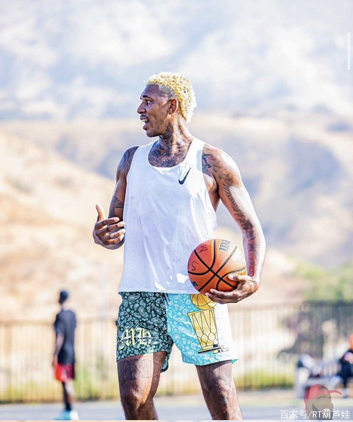 上更靠近 上更靠近